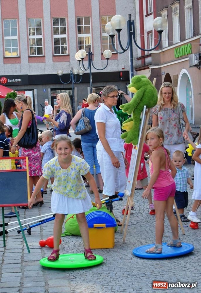 Zdjęcie w galerii na portalu naszraciborz.pl: Kolorowa niedziela na raciborskim Rynku wiadomości z regionu