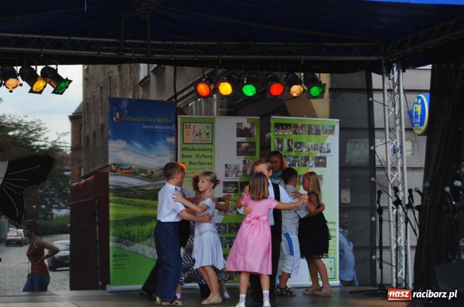 Zdjęcie w galerii na portalu naszraciborz.pl: Kolorowa niedziela na raciborskim Rynku wiadomości z regionu
