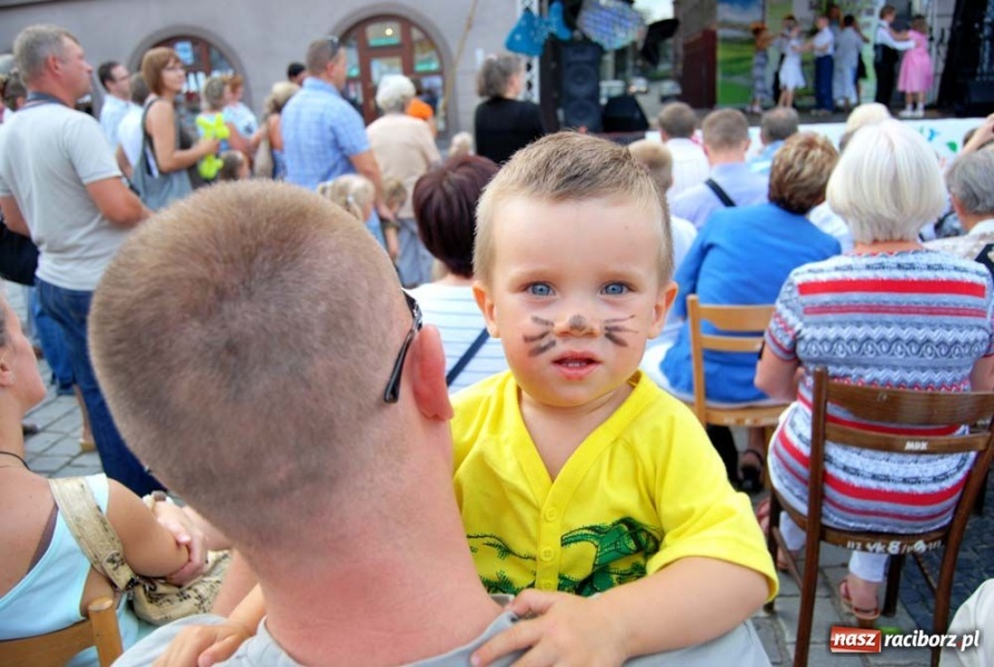 Zdjęcie w galerii na portalu naszraciborz.pl: Kolorowa niedziela na raciborskim Rynku wiadomości z regionu