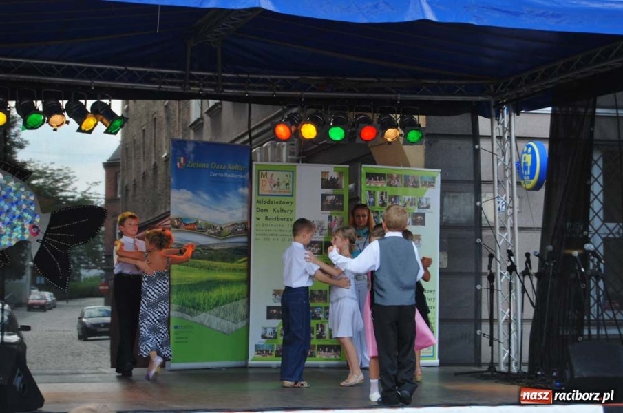 Zdjęcie w galerii na portalu naszraciborz.pl: Kolorowa niedziela na raciborskim Rynku wiadomości z regionu