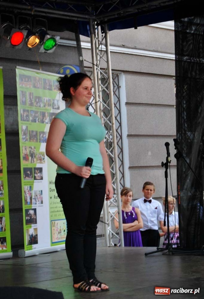 Zdjęcie w galerii na portalu naszraciborz.pl: Kolorowa niedziela na raciborskim Rynku wiadomości z regionu