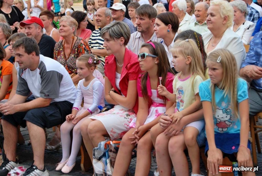 Zdjęcie w galerii na portalu naszraciborz.pl: Kolorowa niedziela na raciborskim Rynku wiadomości z regionu