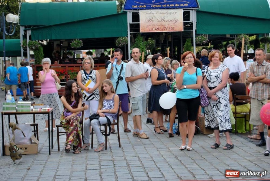 Zdjęcie w galerii na portalu naszraciborz.pl: Kolorowa niedziela na raciborskim Rynku wiadomości z regionu