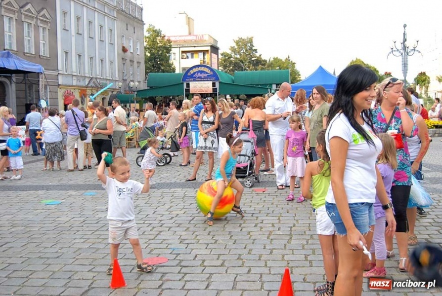Zdjęcie w galerii na portalu naszraciborz.pl: Kolorowa niedziela na raciborskim Rynku wiadomości z regionu