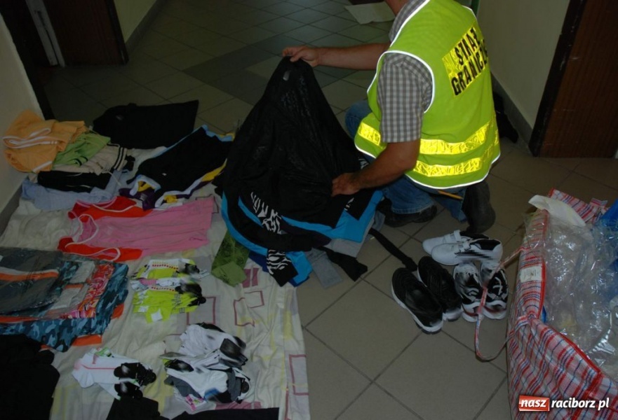 Zdjęcie w galerii na portalu naszraciborz.pl: ŚOSG: Zatrzymane kolejne podróbki odzieży i obuwia wiadomości z regionu