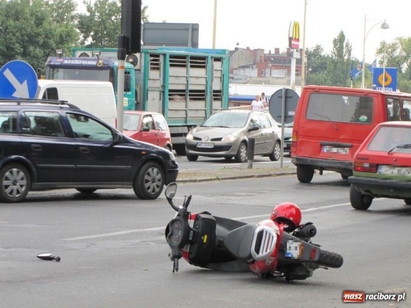 Zdjęcie w galerii na portalu naszraciborz.pl: Kierowca skutera uderzył w seicento wiadomości z regionu