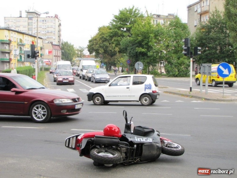 Zdjęcie w galerii na portalu naszraciborz.pl: Kierowca skutera uderzył w seicento wiadomości z regionu