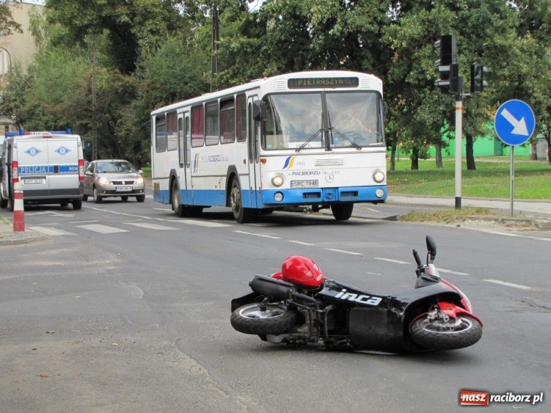 Zdjęcie w galerii na portalu naszraciborz.pl: Kierowca skutera uderzył w seicento wiadomości z regionu