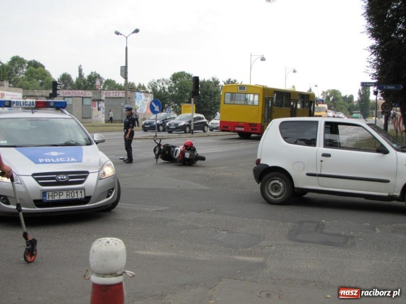 Zdjęcie w galerii na portalu naszraciborz.pl: Kierowca skutera uderzył w seicento wiadomości z regionu