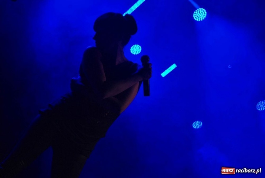 Zdjęcie w galerii na portalu naszraciborz.pl: Racibórz pożegnał lato z Kayah wiadomości z regionu