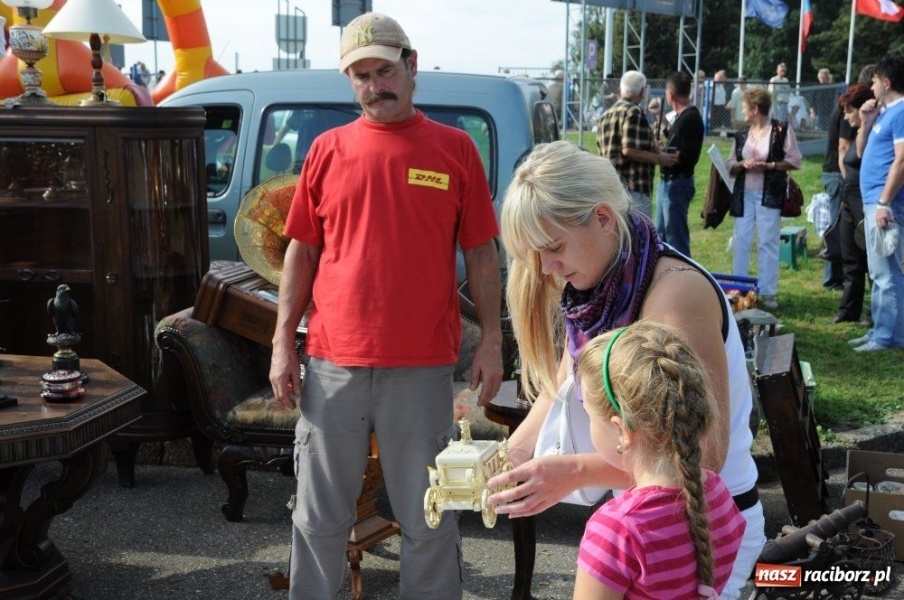Zdjęcie w galerii na portalu naszraciborz.pl: Starocie i łakocie przy moście cesarza wiadomości z regionu