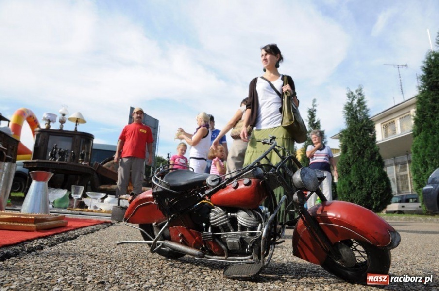 Zdjęcie w galerii na portalu naszraciborz.pl: Starocie i łakocie przy moście cesarza wiadomości z regionu