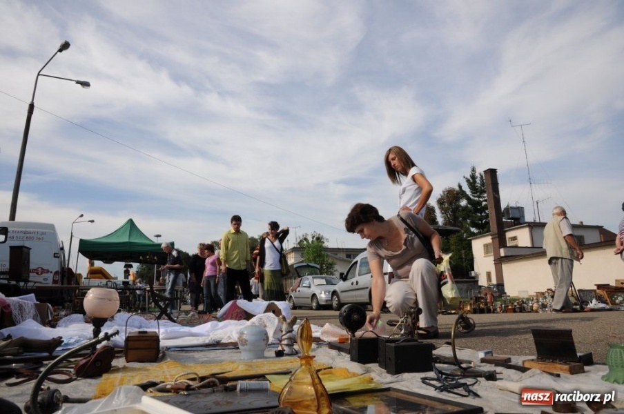Zdjęcie w galerii na portalu naszraciborz.pl: Starocie i łakocie przy moście cesarza wiadomości z regionu