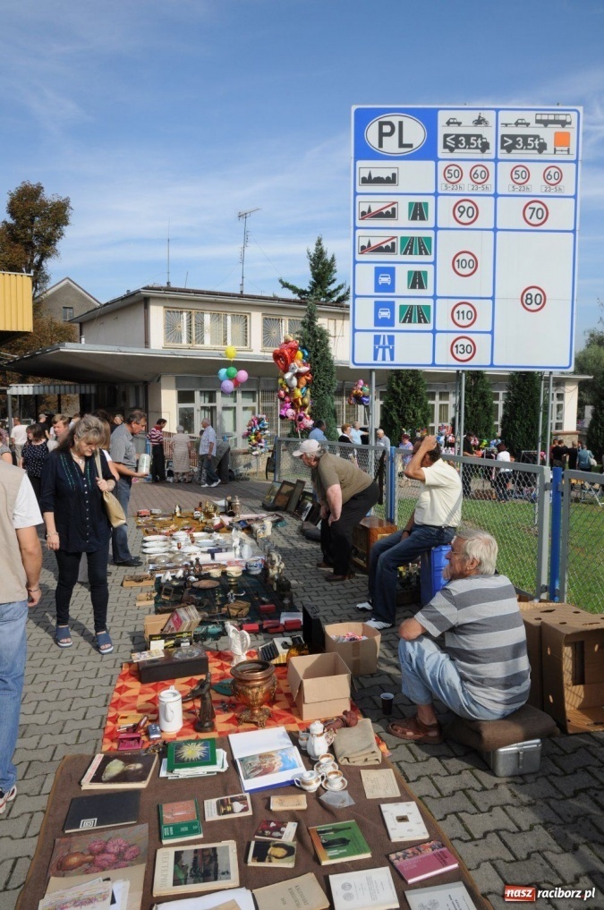 Zdjęcie w galerii na portalu naszraciborz.pl: Starocie i łakocie przy moście cesarza wiadomości z regionu