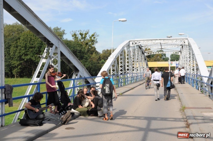 Zdjęcie w galerii na portalu naszraciborz.pl: Starocie i łakocie przy moście cesarza wiadomości z regionu