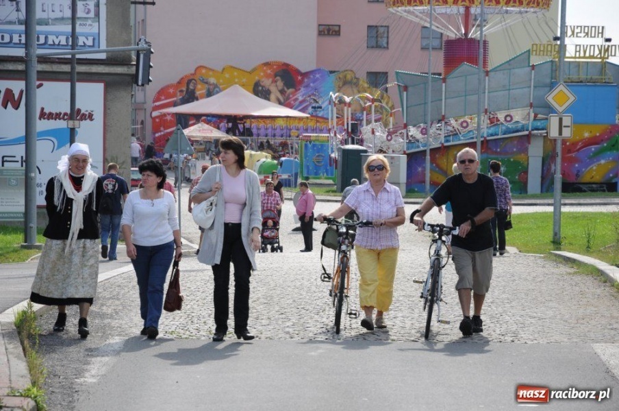 Zdjęcie w galerii na portalu naszraciborz.pl: Starocie i łakocie przy moście cesarza wiadomości z regionu