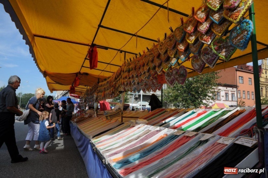 Zdjęcie w galerii na portalu naszraciborz.pl: Starocie i łakocie przy moście cesarza wiadomości z regionu