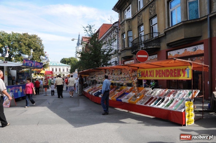 Zdjęcie w galerii na portalu naszraciborz.pl: Starocie i łakocie przy moście cesarza wiadomości z regionu