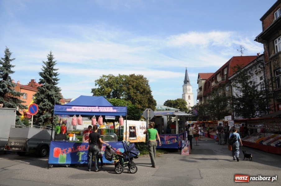 Zdjęcie w galerii na portalu naszraciborz.pl: Starocie i łakocie przy moście cesarza wiadomości z regionu