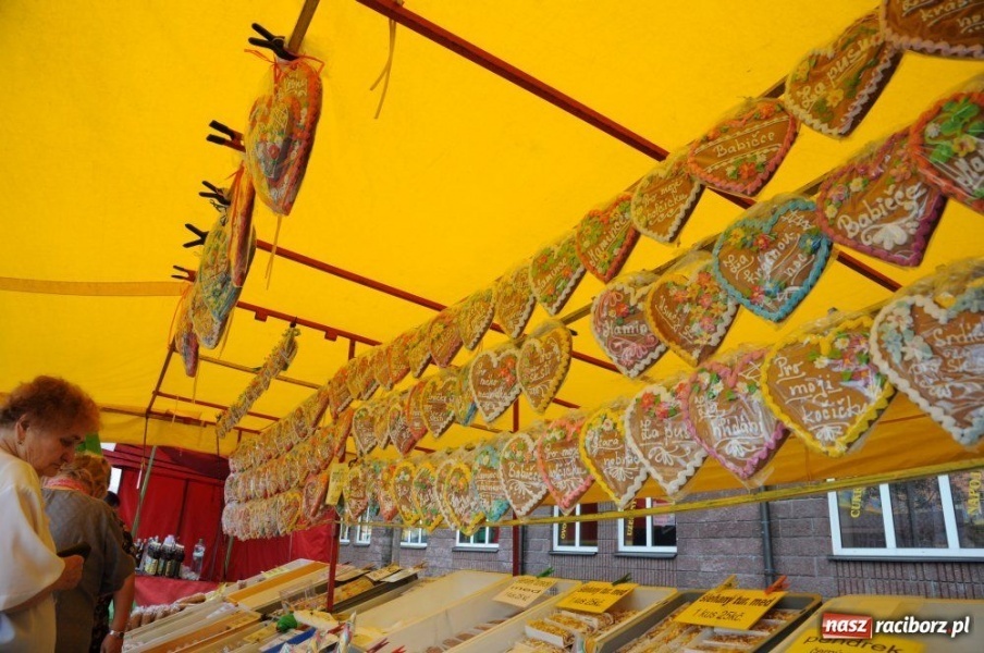 Zdjęcie w galerii na portalu naszraciborz.pl: Starocie i łakocie przy moście cesarza wiadomości z regionu