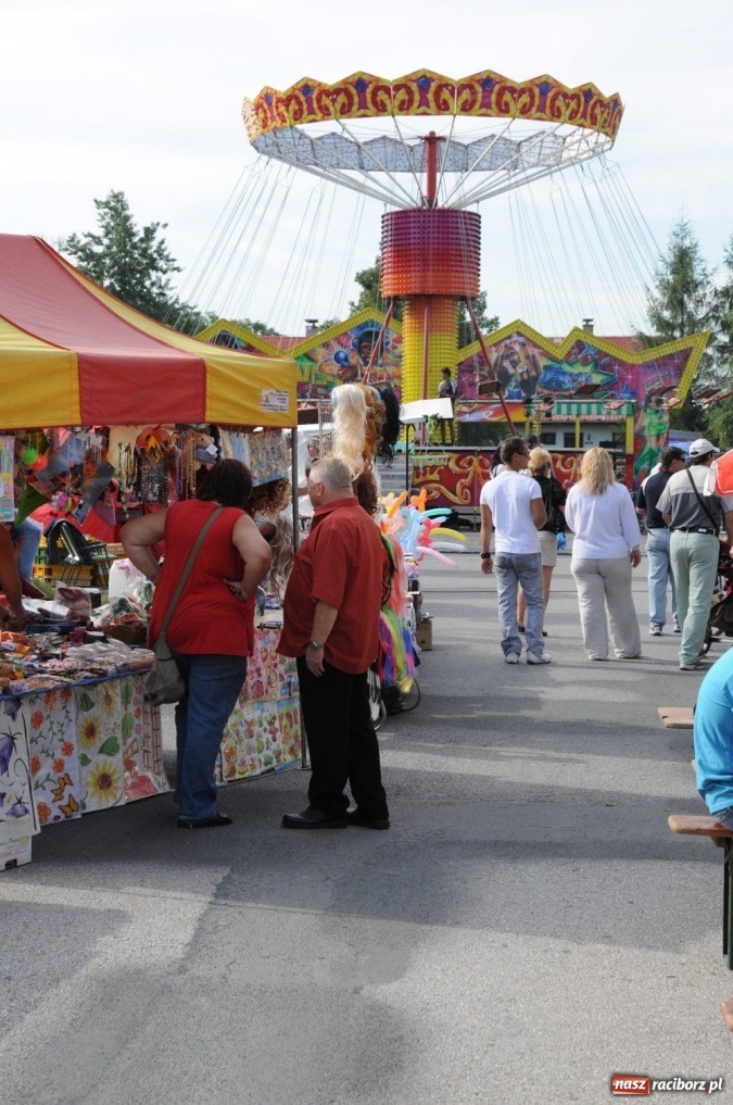 Zdjęcie w galerii na portalu naszraciborz.pl: Starocie i łakocie przy moście cesarza wiadomości z regionu