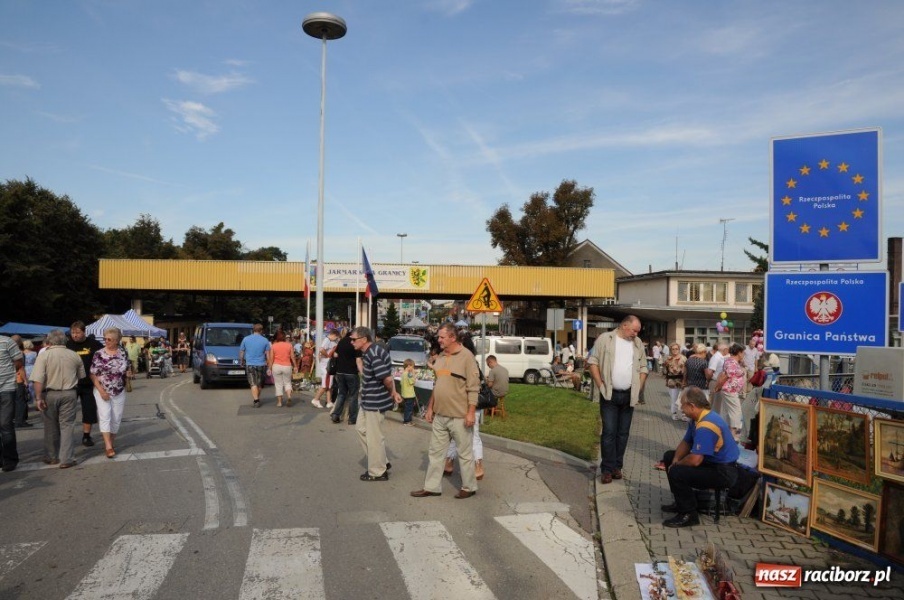Zdjęcie w galerii na portalu naszraciborz.pl: Starocie i łakocie przy moście cesarza wiadomości z regionu