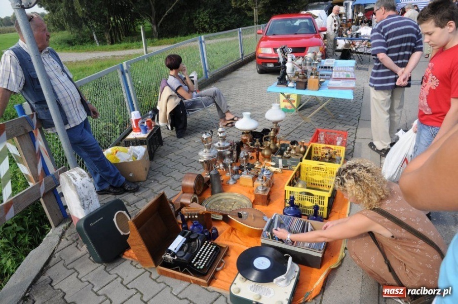 Zdjęcie w galerii na portalu naszraciborz.pl: Starocie i łakocie przy moście cesarza wiadomości z regionu