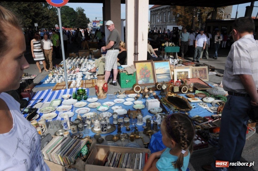 Zdjęcie w galerii na portalu naszraciborz.pl: Starocie i łakocie przy moście cesarza wiadomości z regionu