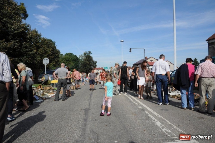 Zdjęcie w galerii na portalu naszraciborz.pl: Starocie i łakocie przy moście cesarza wiadomości z regionu