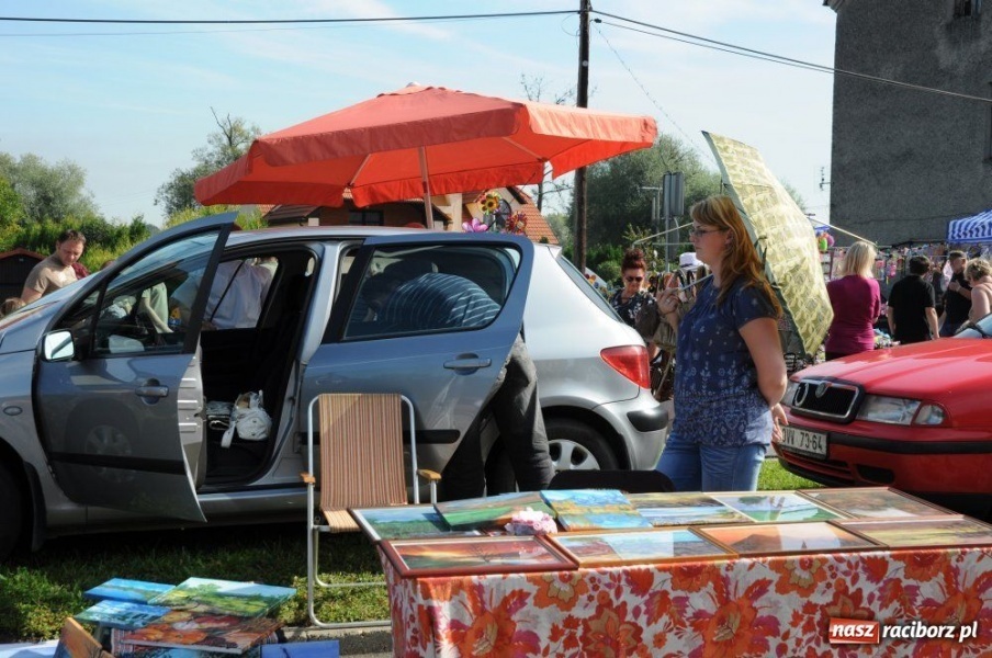 Zdjęcie w galerii na portalu naszraciborz.pl: Starocie i łakocie przy moście cesarza wiadomości z regionu