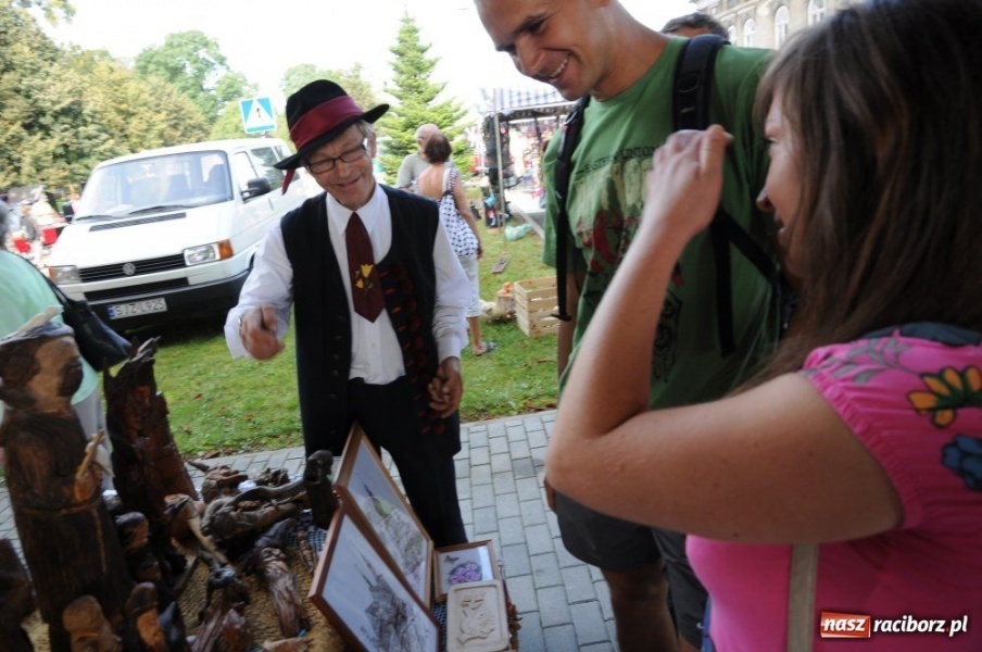 Zdjęcie w galerii na portalu naszraciborz.pl: Starocie i łakocie przy moście cesarza wiadomości z regionu