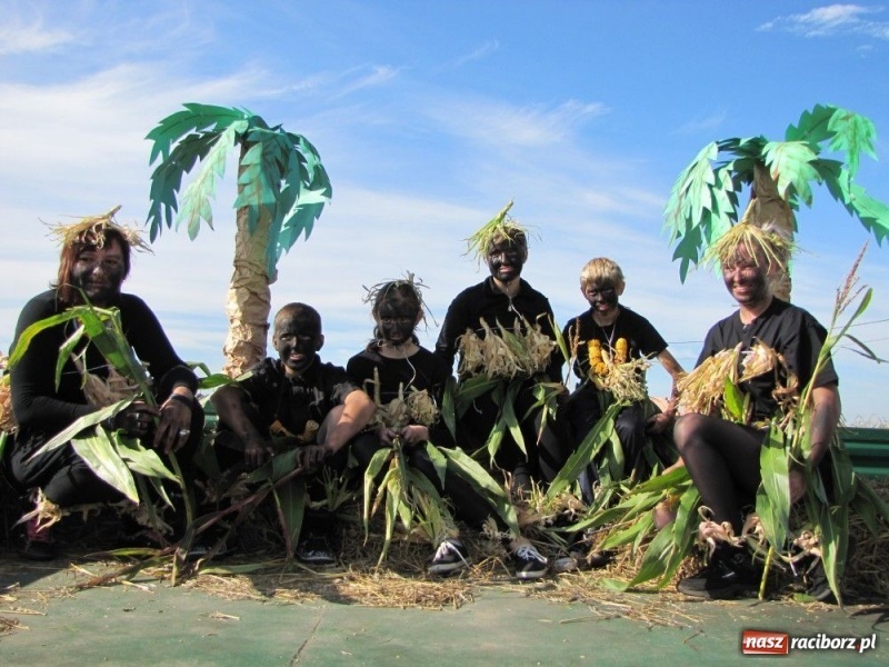 Zdjęcie w galerii na portalu naszraciborz.pl: W Makowie dożynki z Makumbą wiadomości z regionu