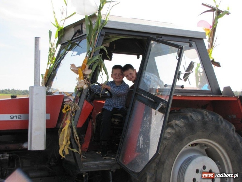 Zdjęcie w galerii na portalu naszraciborz.pl: W Makowie dożynki z Makumbą wiadomości z regionu