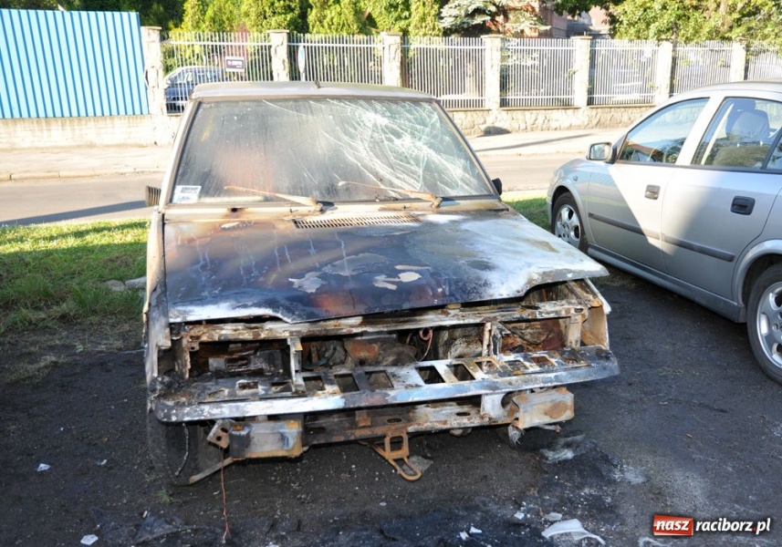 Zdjęcie w galerii na portalu naszraciborz.pl: W nocy spłonął polonez na Fabrycznej wiadomości z regionu