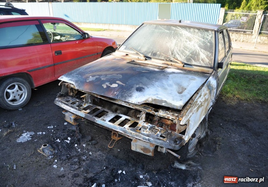 Zdjęcie w galerii na portalu naszraciborz.pl: W nocy spłonął polonez na Fabrycznej wiadomości z regionu