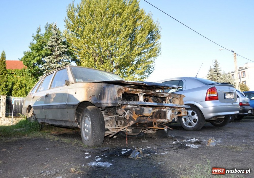 Zdjęcie w galerii na portalu naszraciborz.pl: W nocy spłonął polonez na Fabrycznej wiadomości z regionu