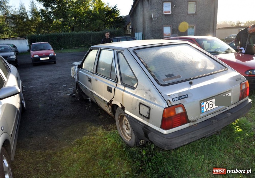 Zdjęcie w galerii na portalu naszraciborz.pl: W nocy spłonął polonez na Fabrycznej wiadomości z regionu