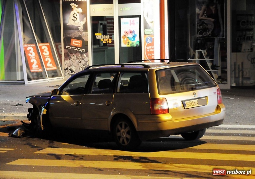 Zdjęcie w galerii na portalu naszraciborz.pl: Ścigali się na Opawskiej. Efekt? Wypadek wiadomości z regionu