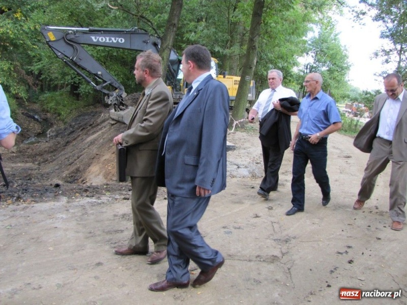 Zdjęcie w galerii na portalu naszraciborz.pl: W wodzie stanie wieża widokowa wiadomości z regionu