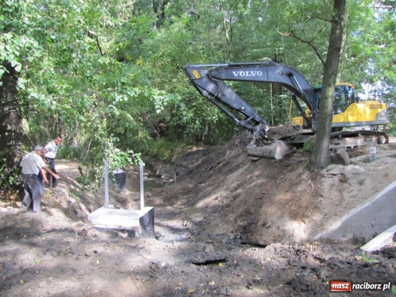 Zdjęcie w galerii na portalu naszraciborz.pl: W wodzie stanie wieża widokowa wiadomości z regionu