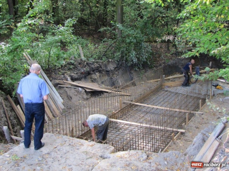Zdjęcie w galerii na portalu naszraciborz.pl: W wodzie stanie wieża widokowa wiadomości z regionu