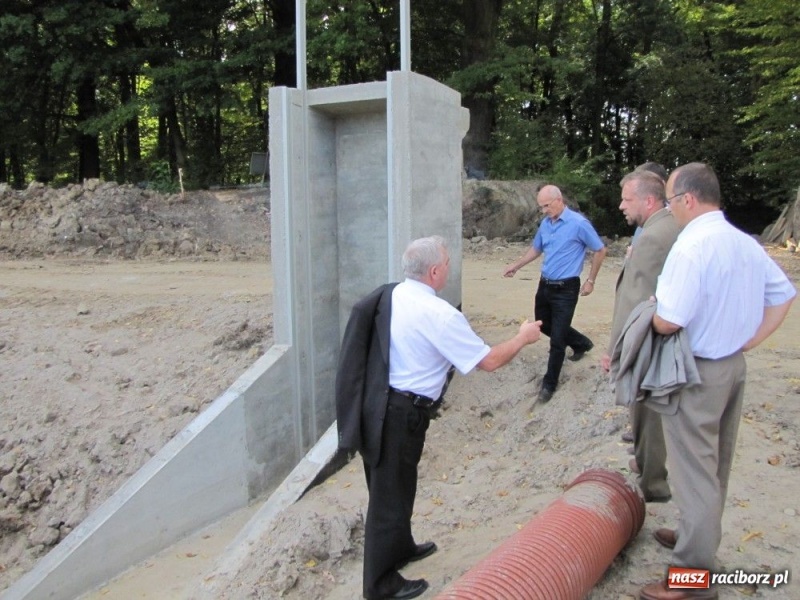 Zdjęcie w galerii na portalu naszraciborz.pl: W wodzie stanie wieża widokowa wiadomości z regionu