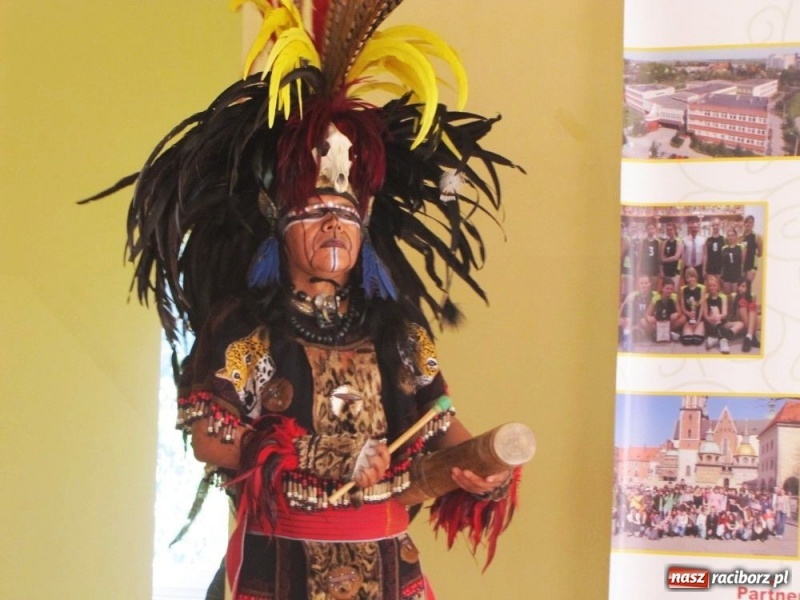 Zdjęcie w galerii na portalu naszraciborz.pl: Potomkowie Azteków w Raciborzu wiadomości z regionu