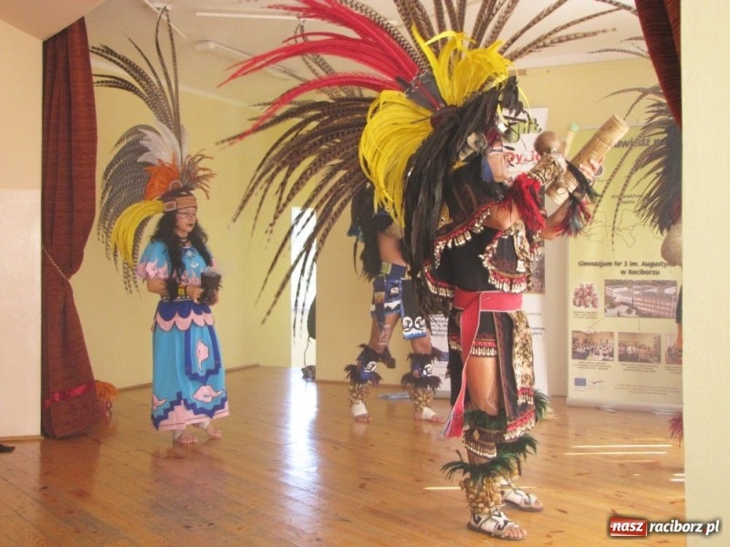 Zdjęcie w galerii na portalu naszraciborz.pl: Potomkowie Azteków w Raciborzu wiadomości z regionu