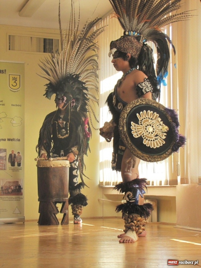 Zdjęcie w galerii na portalu naszraciborz.pl: Potomkowie Azteków w Raciborzu wiadomości z regionu