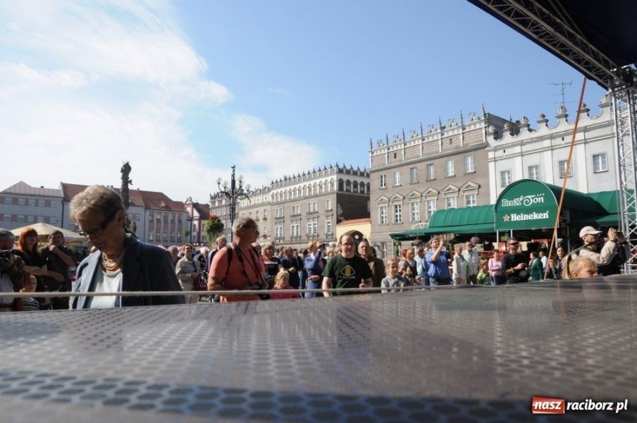 Zdjęcie w galerii na portalu naszraciborz.pl: Potomkowie Azteków tańczyli na Rynku wiadomości z regionu