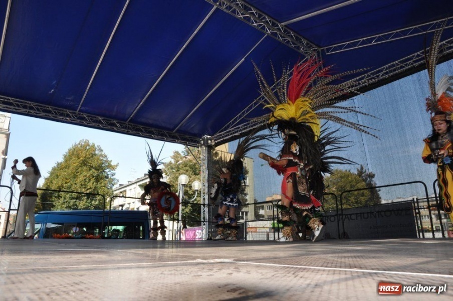 Zdjęcie w galerii na portalu naszraciborz.pl: Potomkowie Azteków tańczyli na Rynku wiadomości z regionu