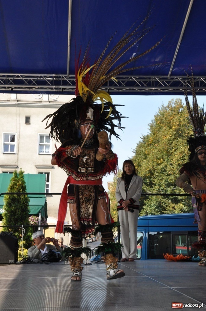 Zdjęcie w galerii na portalu naszraciborz.pl: Potomkowie Azteków tańczyli na Rynku wiadomości z regionu