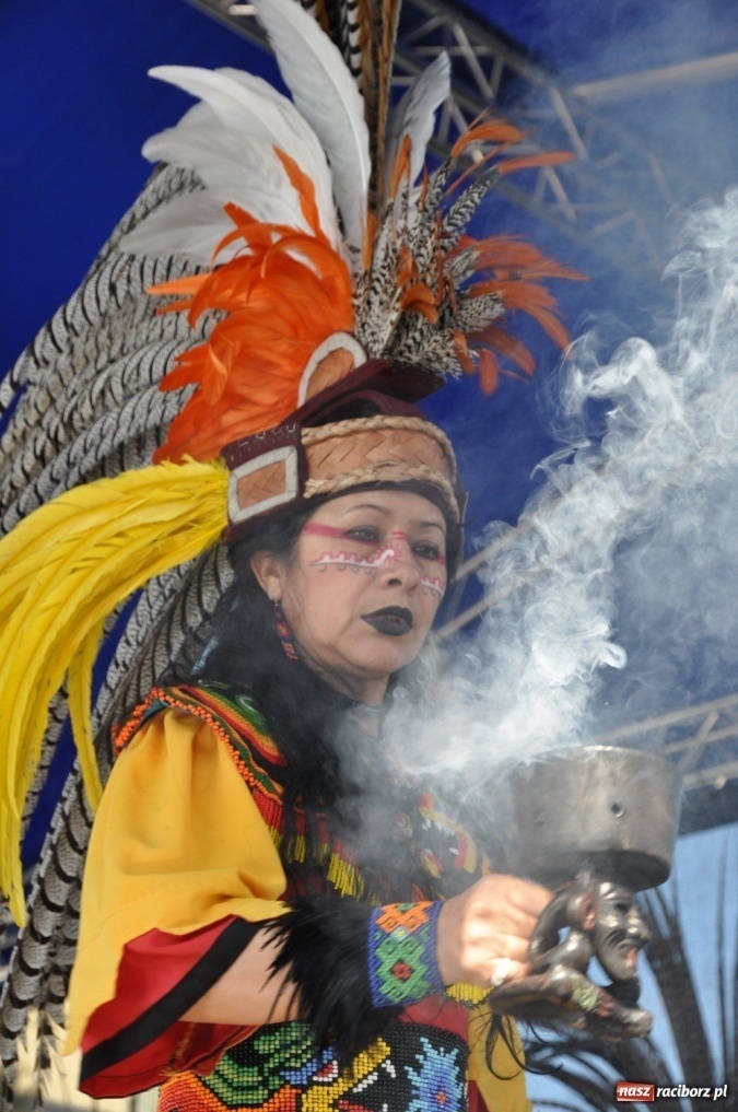 Zdjęcie w galerii na portalu naszraciborz.pl: Potomkowie Azteków tańczyli na Rynku wiadomości z regionu