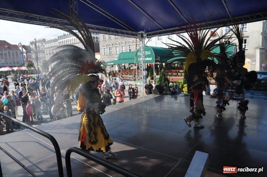 Zdjęcie w galerii na portalu naszraciborz.pl: Potomkowie Azteków tańczyli na Rynku wiadomości z regionu